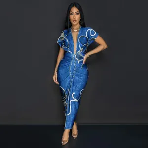 Vista completa de un vestido largo ajustado con cuello en V y estampado denim.