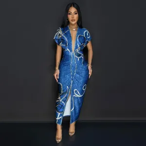 Elegante vestido maxi entallado con cuello en V, abertura frontal y estampado denim