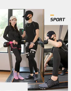 Vista dettagliata delle scarpe a cinque dita a piedi nudi per sport all'aperto