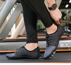 Vista dettagliata delle scarpe da wading a piedi nudi leggere con mesh ad asciugatura