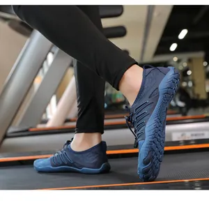 Dettaglio delle scarpe a piedi nudi a cinque dita blu navy su un tapis roulant da palestra.