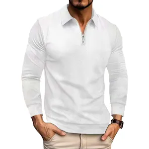 Vista detallada de sudadera tipo polo blanca de manga larga con patrón jacquard y cremallera