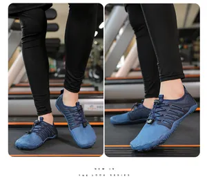Vista dettagliata delle scarpe a piedi nudi blu per escursionismo su tapis roulant