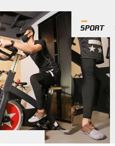 Dettaglio di scarpe a cinque dita a piedi nudi per fitness e escursionismo