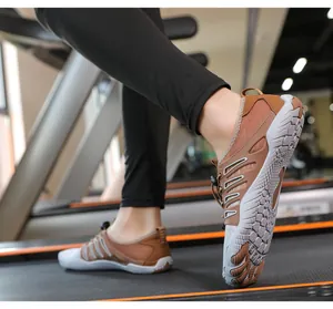 Vista dettagliata di scarpe barefoot a cinque dita indossate su un tapis roulant