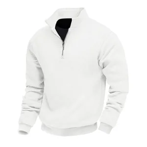 Dettaglio della felpa polo bianca da uomo in jacquard pesante con cerniera lampo.