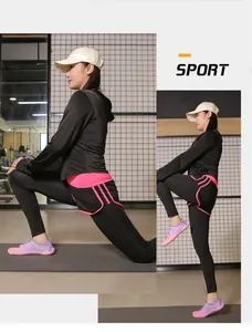 Modello che indossa scarpe a cinque dita viola durante lo stretching sportivo indoor