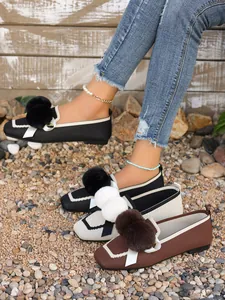 Comodi mocassini invernali da donna con pompon nei colori nero, beige e marrone
