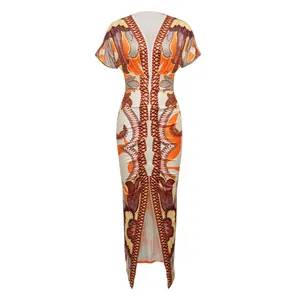 Vista detallada de un vestido largo africano para mujer con escote en V y corte ajustado