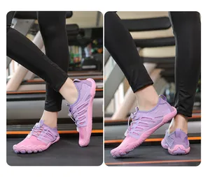 Vista dettagliata delle scarpe minimaliste a cinque dita rosa e viola su un tapis roulant
