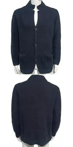Detailansicht von Vorder- und Rückseite der marineblauen Waffelstrickjacke für Herren.