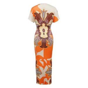 Vista trasera de un vestido largo ajustado con estampado africano en naranja y crema