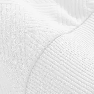 Vista macro de la textura del tejido jacquard blanco pesado en un detalle de polo suéter