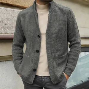Detailaufnahme eines grauen Herren-Strickcardigans mit Stehkragen und Knöpfen.