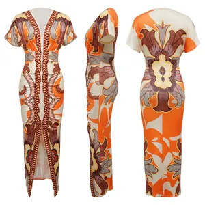 Vista de tres lados de un vestido largo estampado ajustado con cuello en V estilo africano