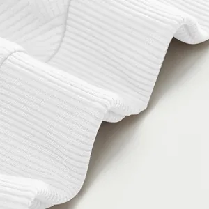 Primer plano detallado de la textura del tejido jacquard pesado blanco acanalado de la sudadera