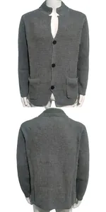 Vorder- und Rückansicht des grauen Waffelstrick-Cardigans mit Stehkragen.