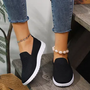 Dettaglio delle sneakers slip-on in maglia nera da donna con suola alta bianca