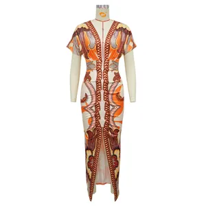 Vista frontal detallada de vestido largo ajustado con estampado africano y escote en V