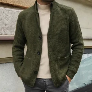 Detailaufnahme der Strickstruktur und Knopfführung einer olivgrünen Herren-Strickjacke