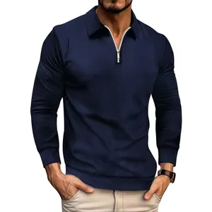 Detalle de la textura jacquard pesada de esta sudadera polo azul marino de manga larga