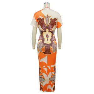 Vista trasera de un vestido largo ajustado con estampado africano y flores naranjas