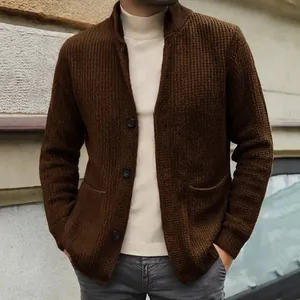 Detailansicht der braunen Strickjacke mit Stehkragen und strukturierter Waffeloptik für Herren