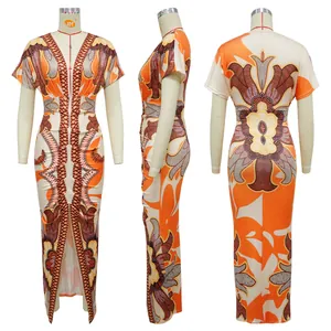 Vista triple de un vestido largo ajustado con estampado étnico africano y cuello en V