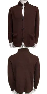 Detailansicht der Vorder- und Rückseite eines braunen Herren-Strickcardigans mit Stehkragen.