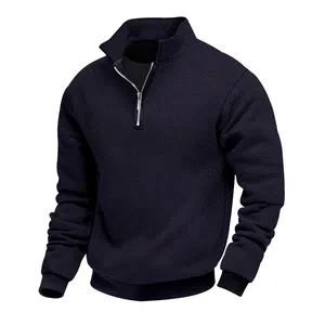 Dettaglio del tessuto jacquard pesante su felpa blu navy con mezza zip per uomo