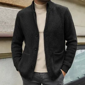 Detailansicht eines schwarzen Strick-Cardigans für Herren mit Stehkragen und Knöpfen