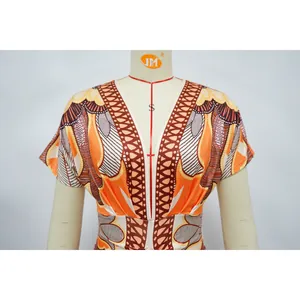 Detalle de cerca del escote en V y el vibrante estampado tribal africano en este vestido