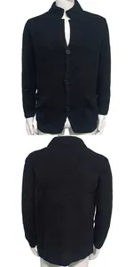 Vorder- und Rückansicht eines schwarzen Herren-Cardigans mit Waffelstrick und Stehkragen