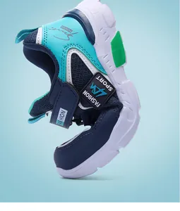 Nahaufnahme blauer Kinderschuh mit atmungsaktivem Mesh und flexibler Weichsohle