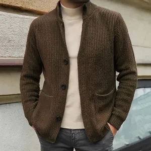 Detailansicht der braunen Strickjacke für Herren mit Stehkragen und Waffelmuster