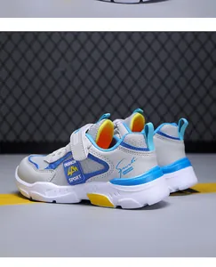 Detailansicht der leichten blau-grauen Mesh-Sportschuhe für Jungen von der Seite