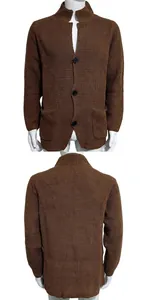 Detaillierte Vorder- und Rückansicht einer braunen Herren-Strickjacke mit Stehkragen