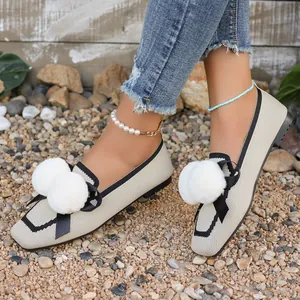 Comode ballerine slip-on in maglia beige con pompon bianchi e eleganti fiocchi neri