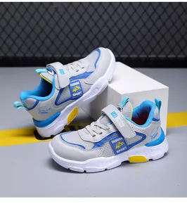 Detailaufnahme von leichten Jungen-Mesh-Sportschuhen mit Klettverschluss und blauen Akzenten
