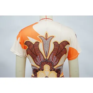 Primer plano del estampado tribal en la espalda de un vestido entallado con estampado africano