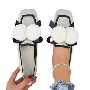 Comode ballerine slip-on in maglia con pompon bianchi in pelliccia sintetica e fiocchi neri eleganti