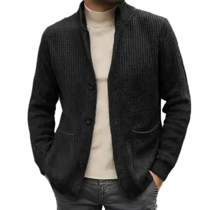 Lässige schwarze Strickjacke für Herren mit Stehkragen und durchgehender Knopfleiste