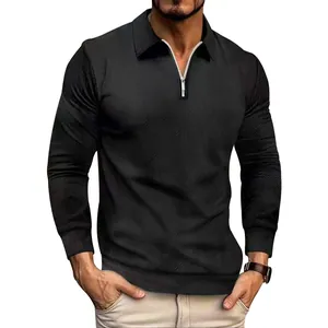 Detalle de sudadera tipo polo negra para hombre con textura jacquard y cremallera.
