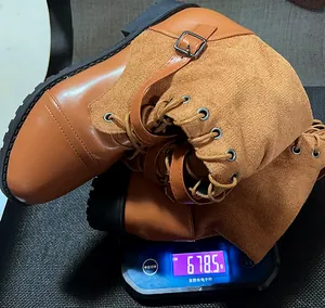 Vue détaillée montrant le poids des bottes à lacets en PU et denim marron à 678,5g.