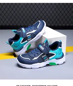 Detailansicht der leichten, atmungsaktiven Mesh-Laufschuhe für Jungen in Blau-Cyan-Design