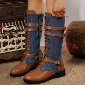 Vue détaillée de bottes en denim avec tige de 30 cm et hauteur de talon de 3,5 cm