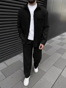 Set casual da uomo in velluto a coste nero con camicia e pantaloni stile urbano