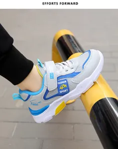 Leichte Mesh-Laufschuhe für Jungen mit blau-gelben Akzenten für das Spielen im Freien