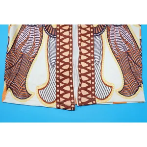 Primer plano del dobladillo de un vestido con estampado tribal africano y geometría