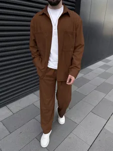 Completo casual da uomo con camicia e pantaloni in velluto a coste marrone in città